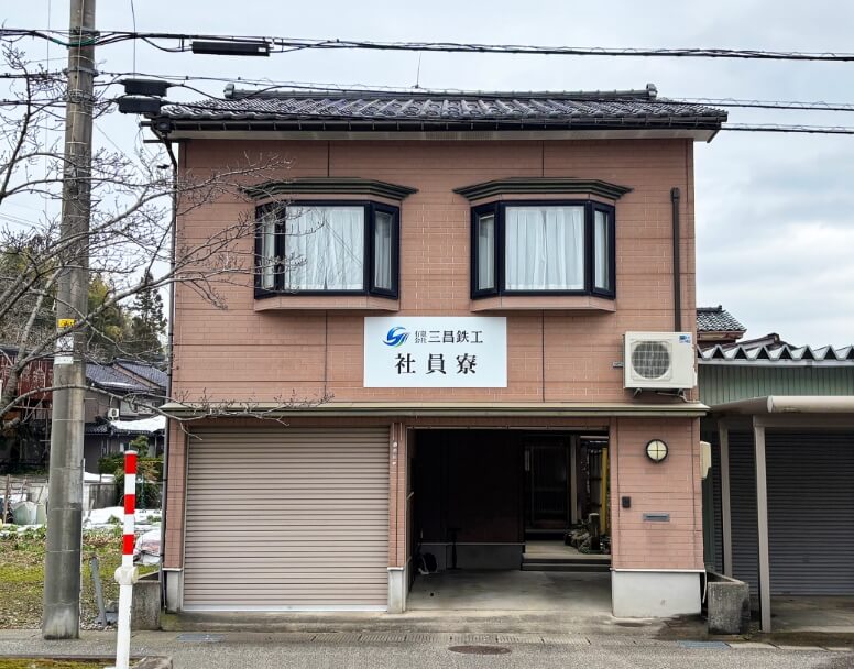 鉄骨建て方やってる。しかも専門。